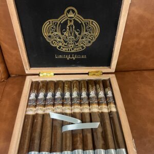 NATURA CIGARS - AKHAL TEKE Cameroon Churchill